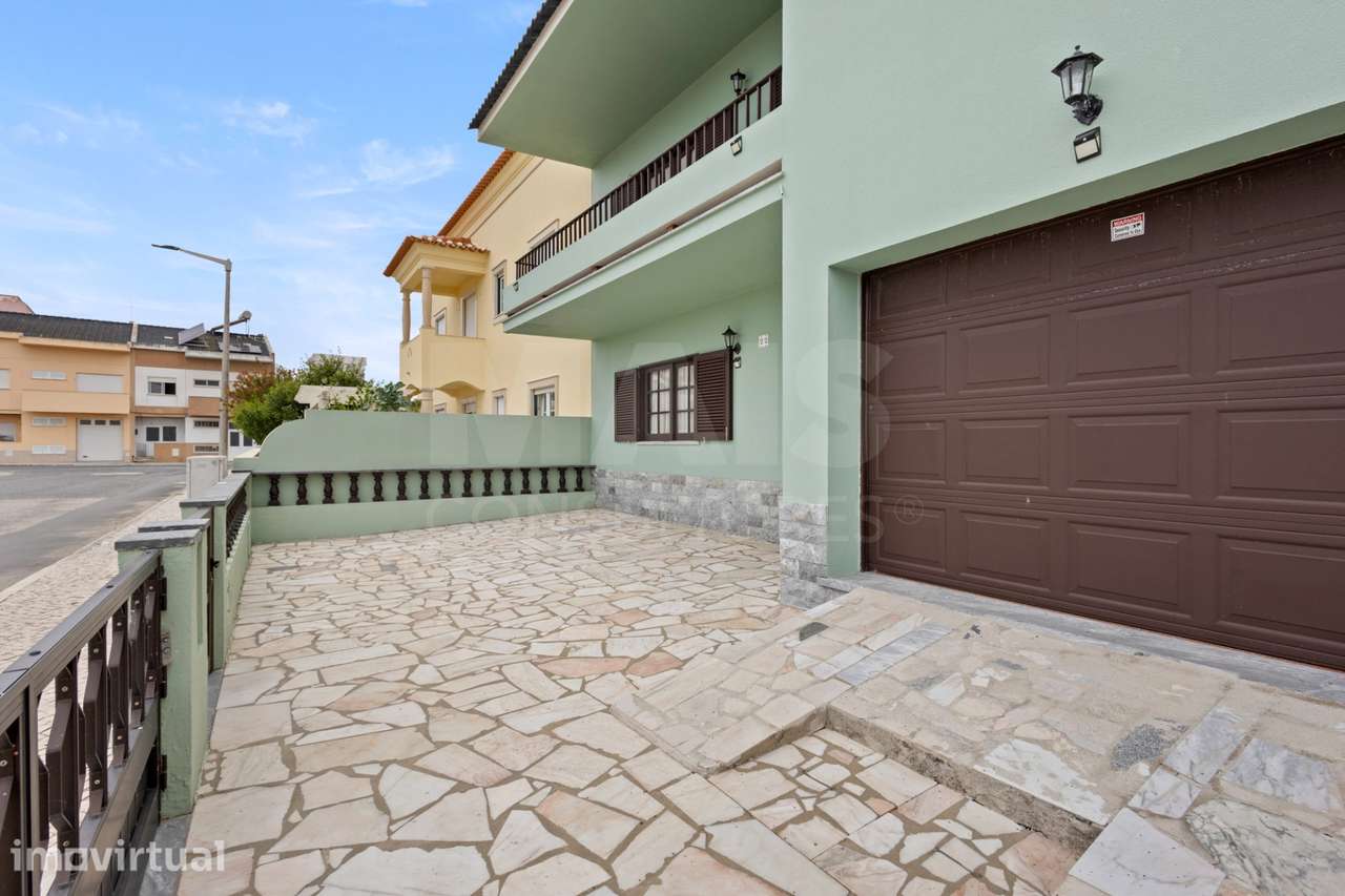 Moradia T4 com cave, garagem e quintal no centro de Peniche - Grande imagem: 2/34