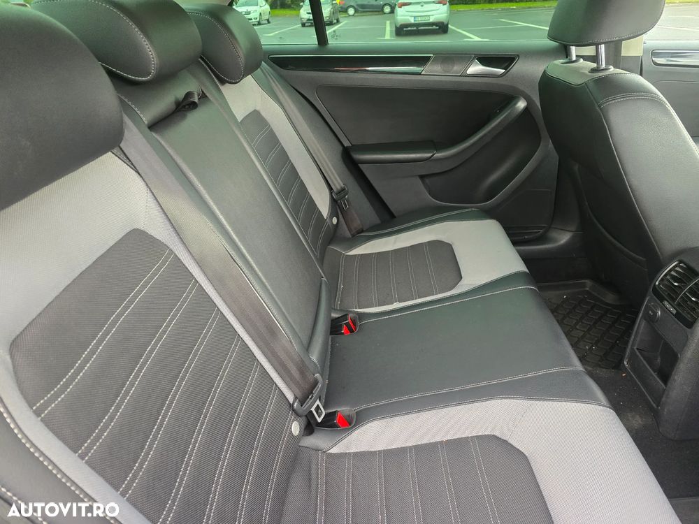 Volkswagen Jetta 2.0 TDI DSG Comfortline - 5