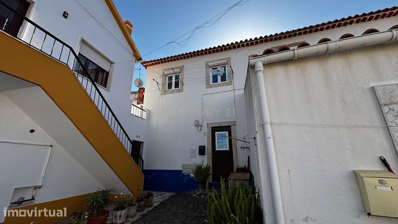 Moradia com T1+T2 Arrendados: Oportunidade no Gradil - Grande imagem: 2/27
