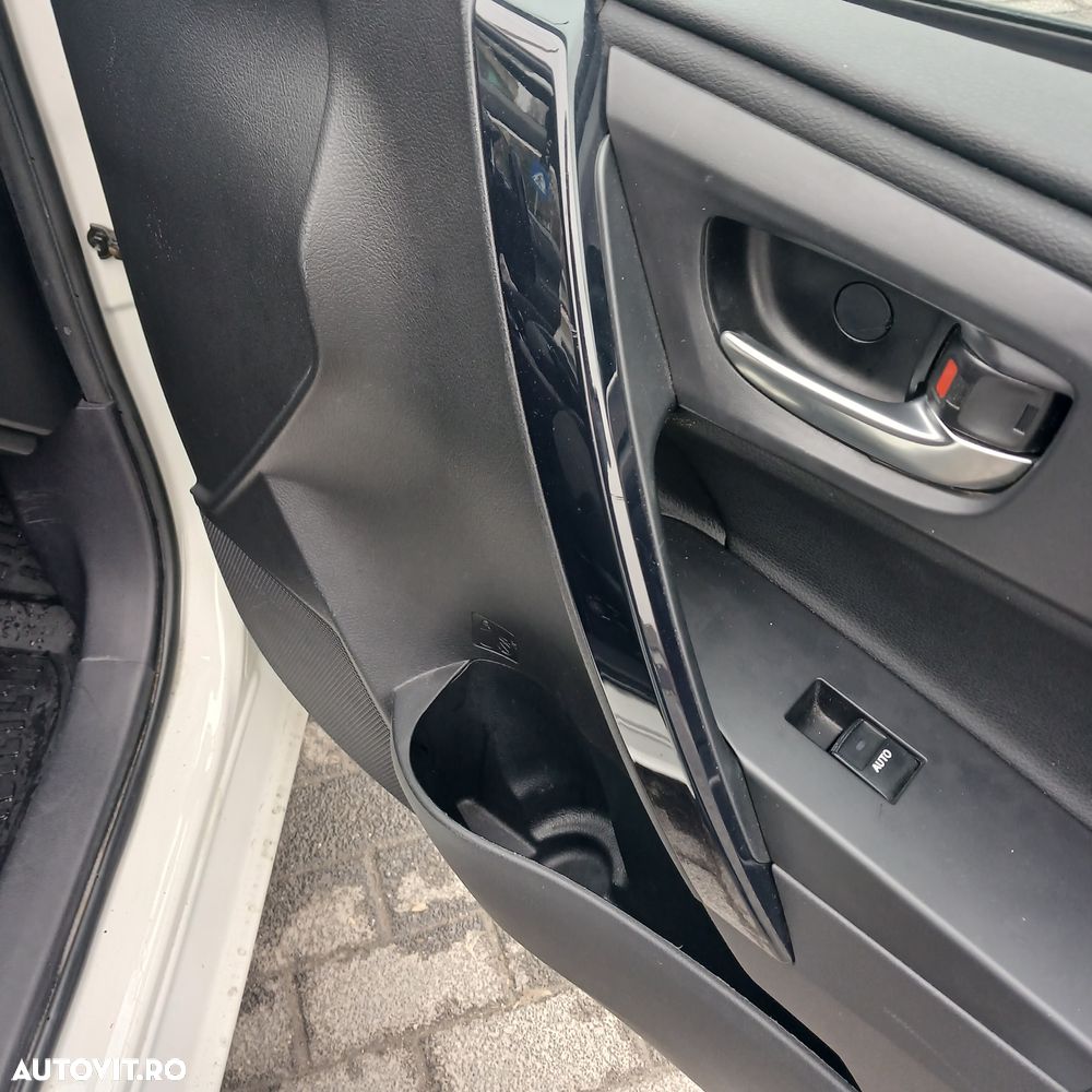 Toyota Auris 1.8 L VVT-i HSD Sol - 10