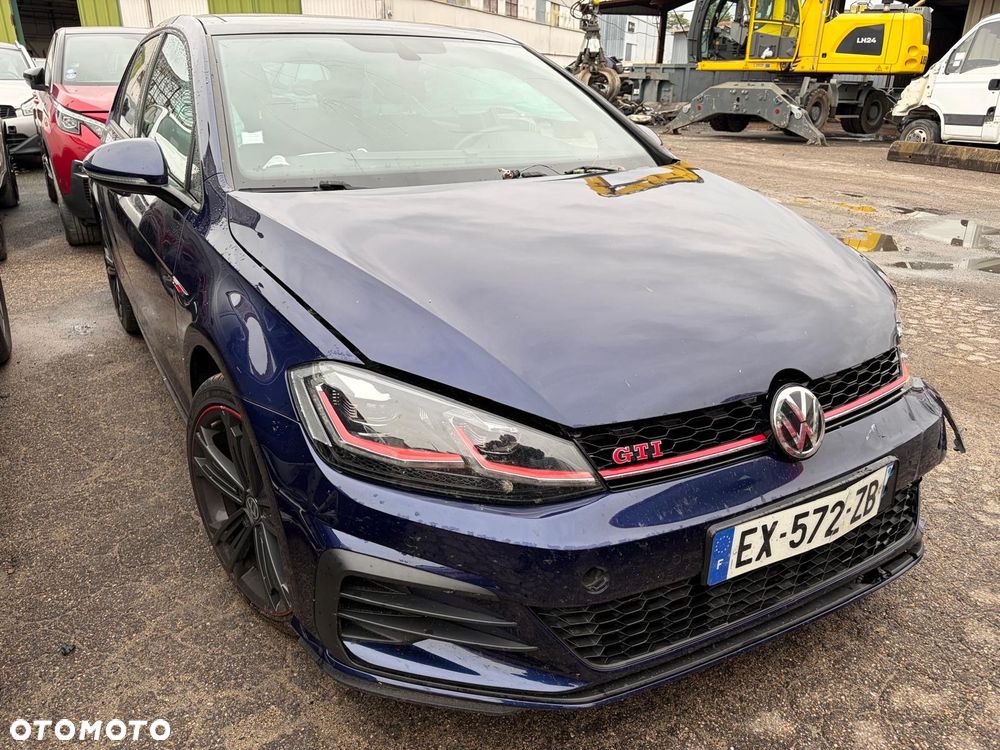 Volkswagen Golf - 1