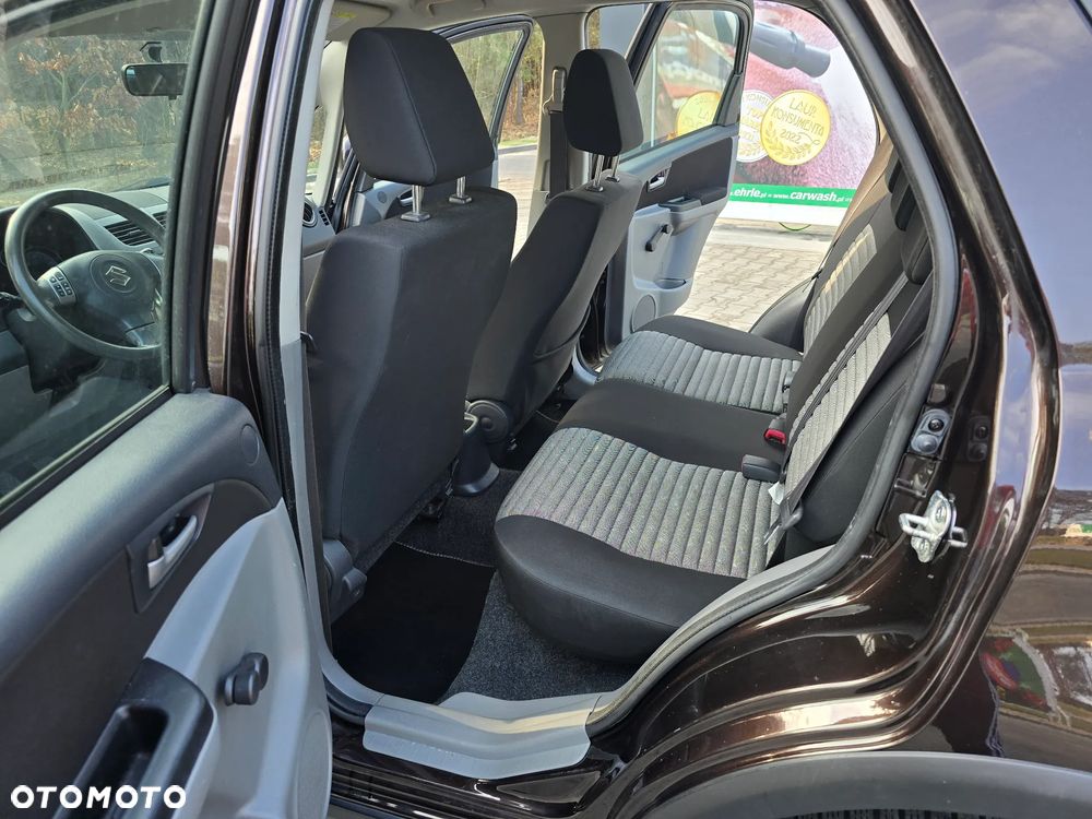Suzuki SX4 1.6 Comfort Plus - 9