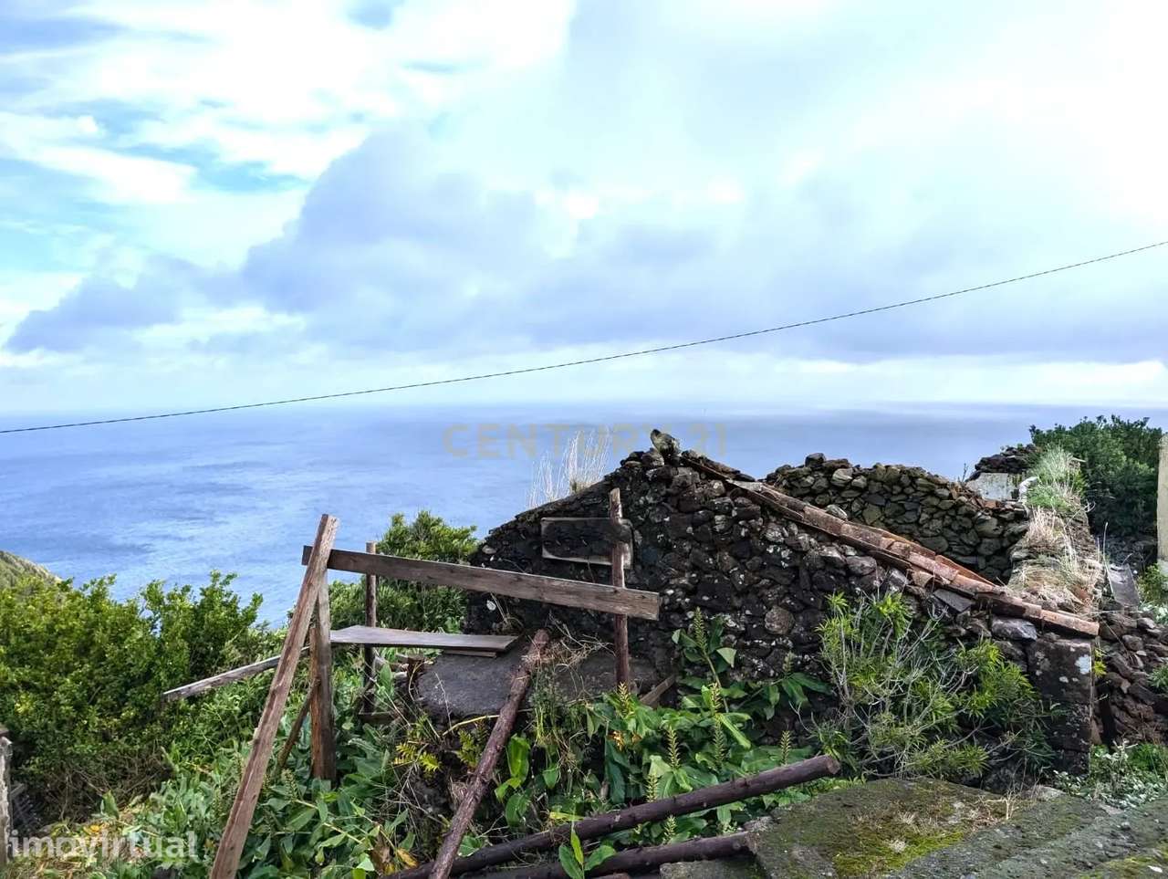 Ruína com vista deslumbrante para o mar – Ilha das Flores - Grande imagem: 2/10