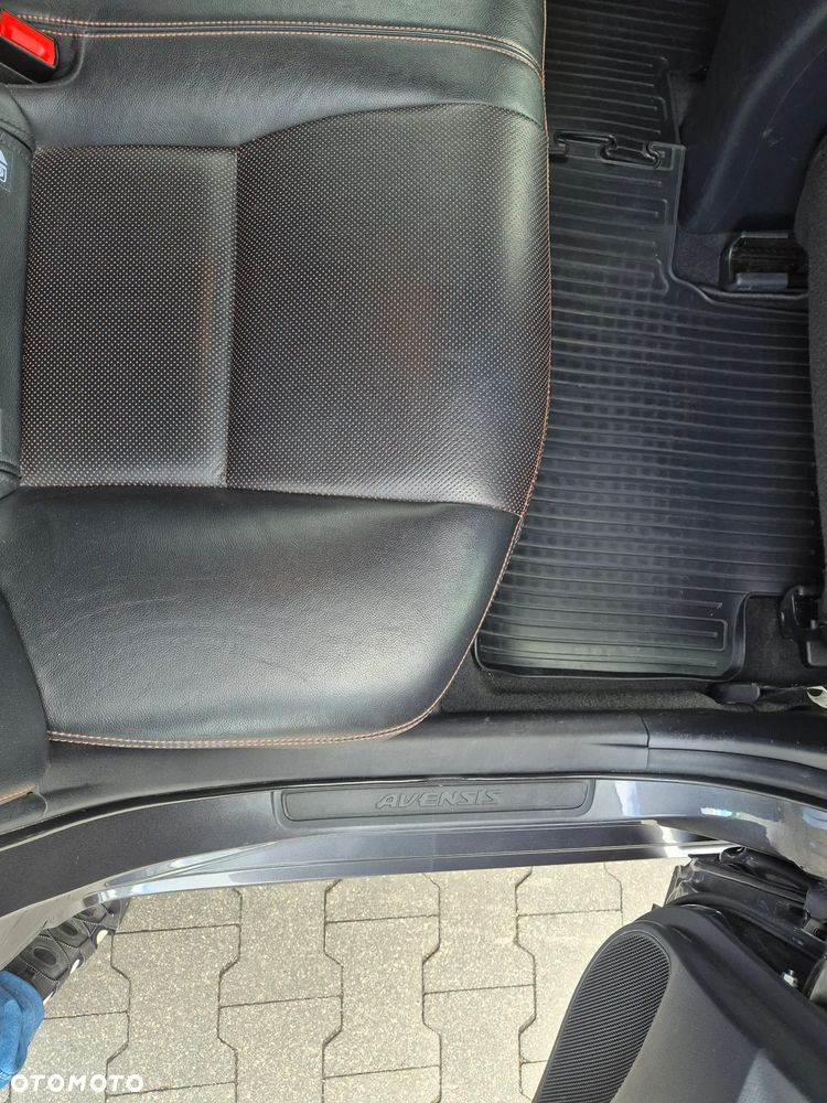 Toyota Avensis 1.8 Premium - 12