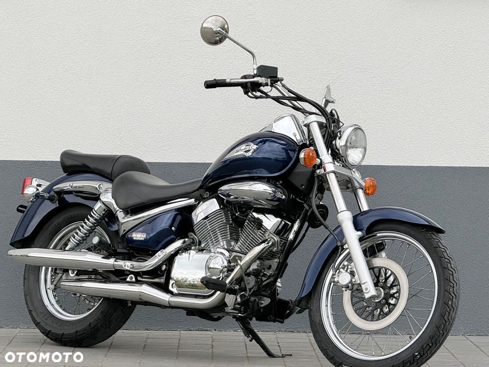 Suzuki Intruder - 1