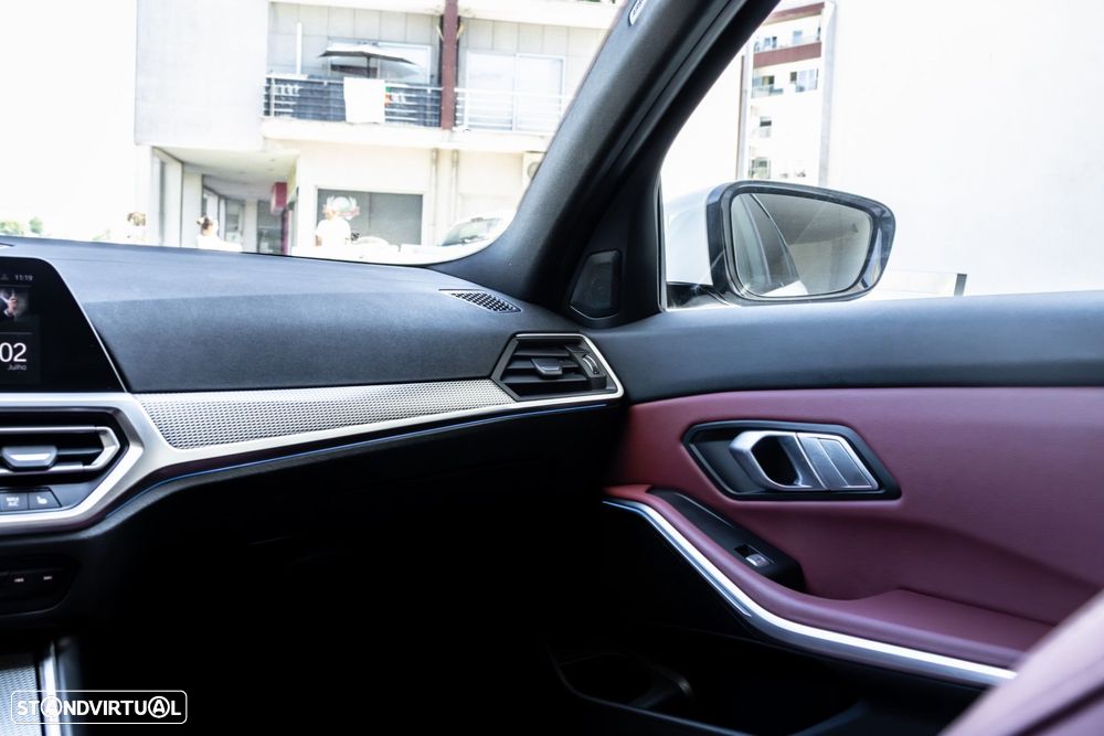 BMW 330 e Pack Desportivo M Pro Auto - 17