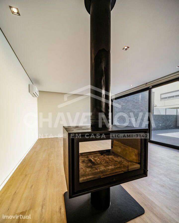 Moradia T3+1 junto à praia - Grande imagem: 2/25