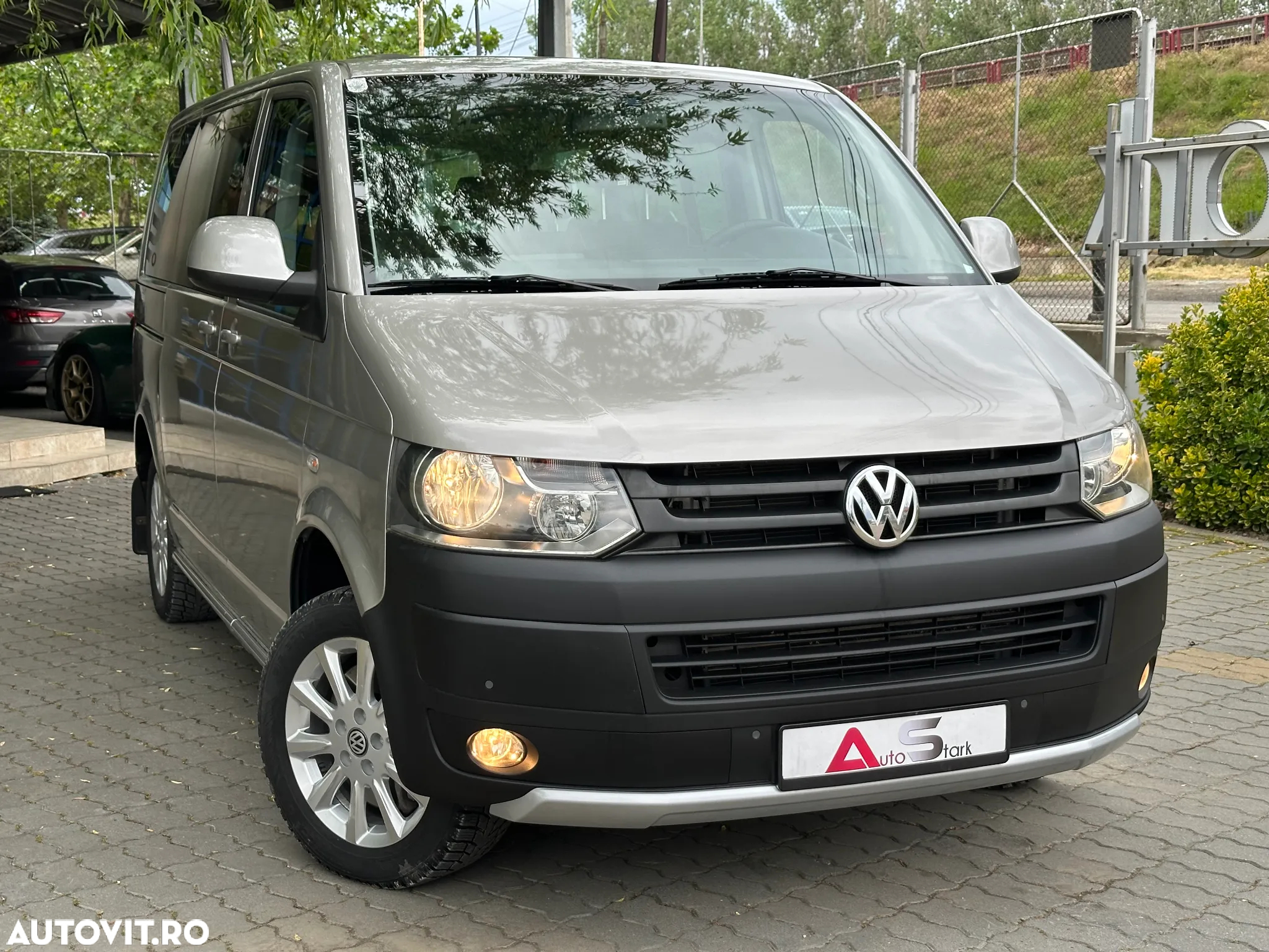 Volkswagen Multivan - 10