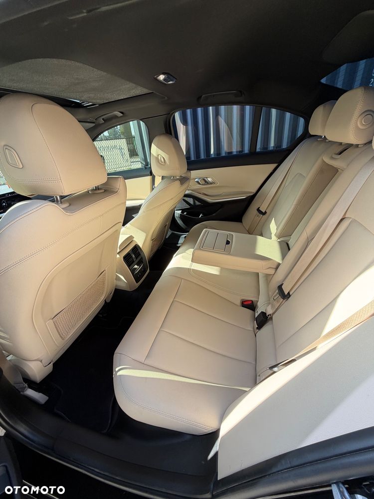 BMW Seria 3 330i - 22
