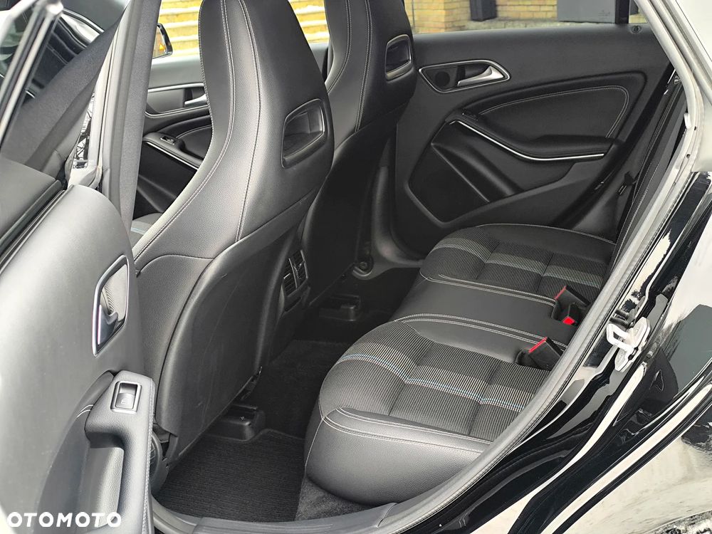 Mercedes-Benz CLA 220 4-Matic - 8