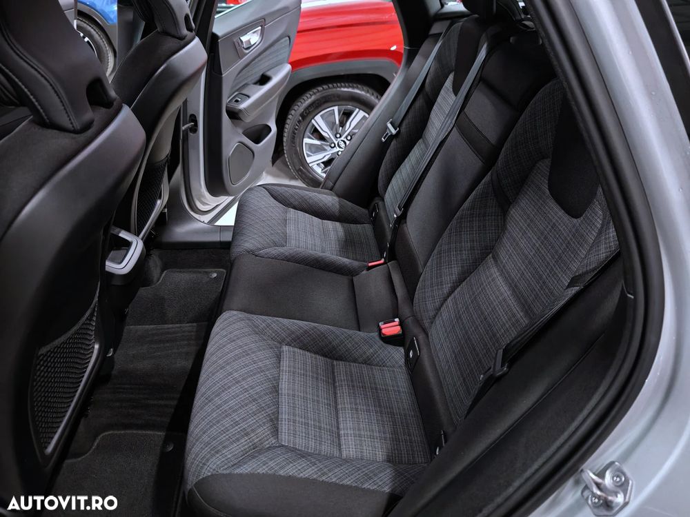 Volvo XC 60 B4 MHEV Momentum Pro - 28