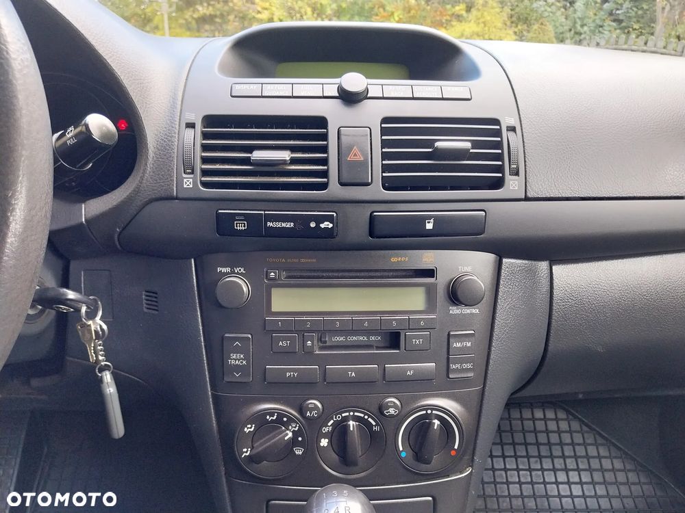 Toyota Avensis 1.6 VVT-i Luna - 11