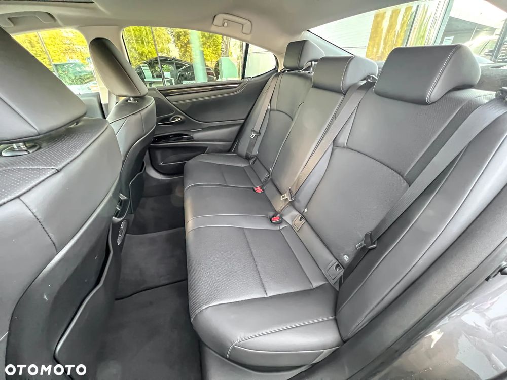 Lexus ES 300h Business Edition - 12