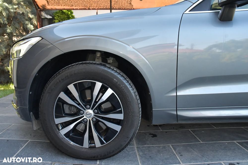 Volvo XC 60 B4 MHEV AT8 AWD Momentum Pro - 16