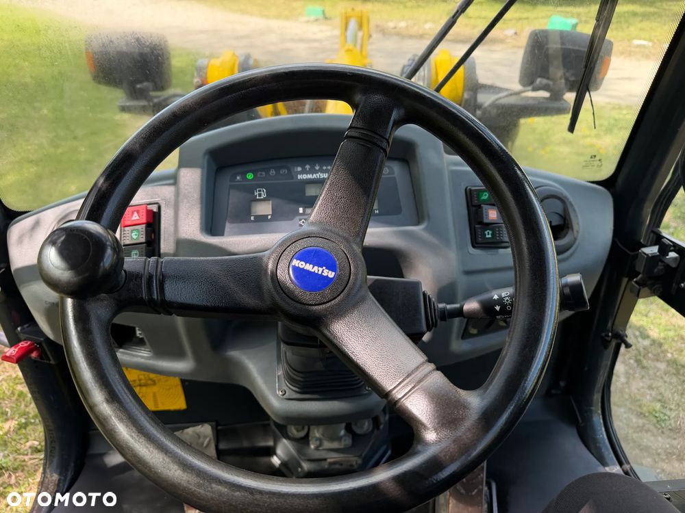 Komatsu WA70-7 Ładowarka Kołowa łamana 2016 rok.  Jak Nowa!  Oryginał łyżka. Mocny silnik 4cylindry. Zero luzów i wycieków. Aktualne Badania DEKRA BMWT. Wielka Okazja. Maszyna jak nowa z Salonu. 4200mtg. Pochodzi z Norweskiego urzędu gminy. Dodatkowe linie Hydrauliczne. Szybka wolna Jazda Rewers Hydrostatic.  Wersja Norwesk Mocne doświetlenie dodatkowe grzanie. kabina Ogrzewana wentylowana! Zmiana Osprzętu Hydrauliczna! - 17