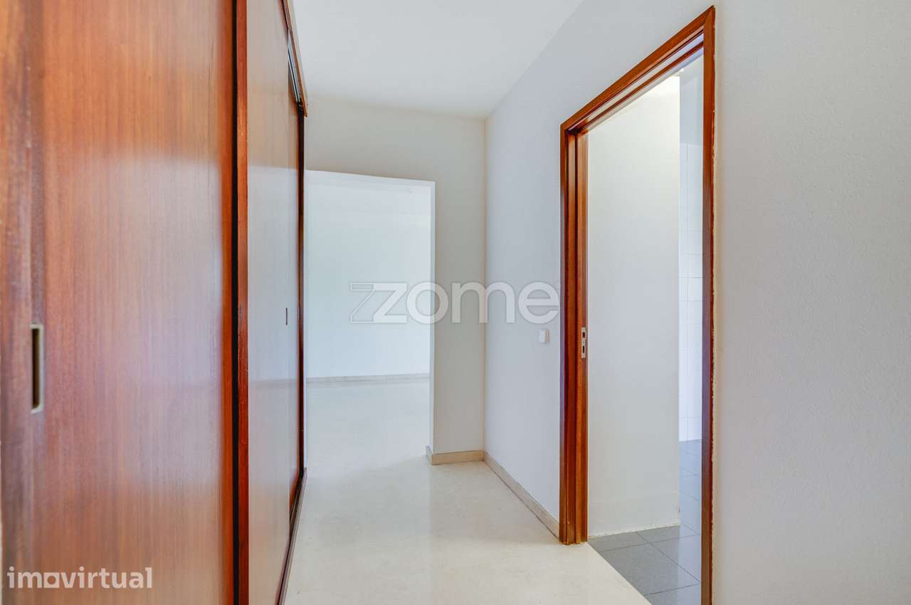 Apartamento T2 com Garagem para Arrendamento - Metro do Campo Grande - Grande imagem: 5/26