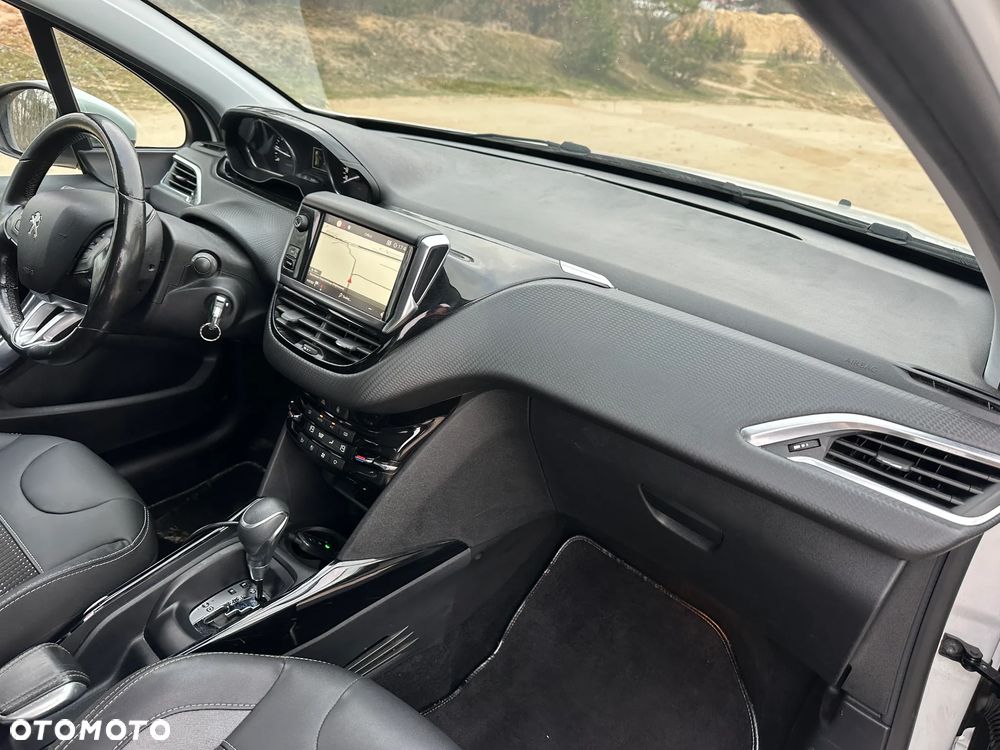 Peugeot 2008 PureTech 110 GPF EAT6 Black Edition - 17