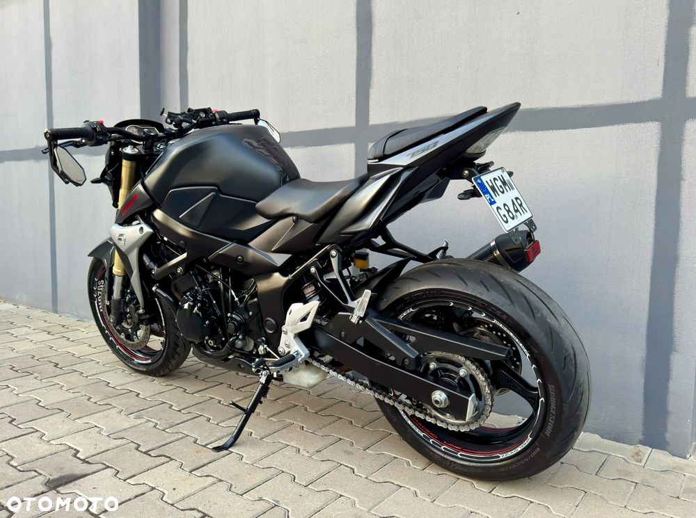 Suzuki GSR - 4
