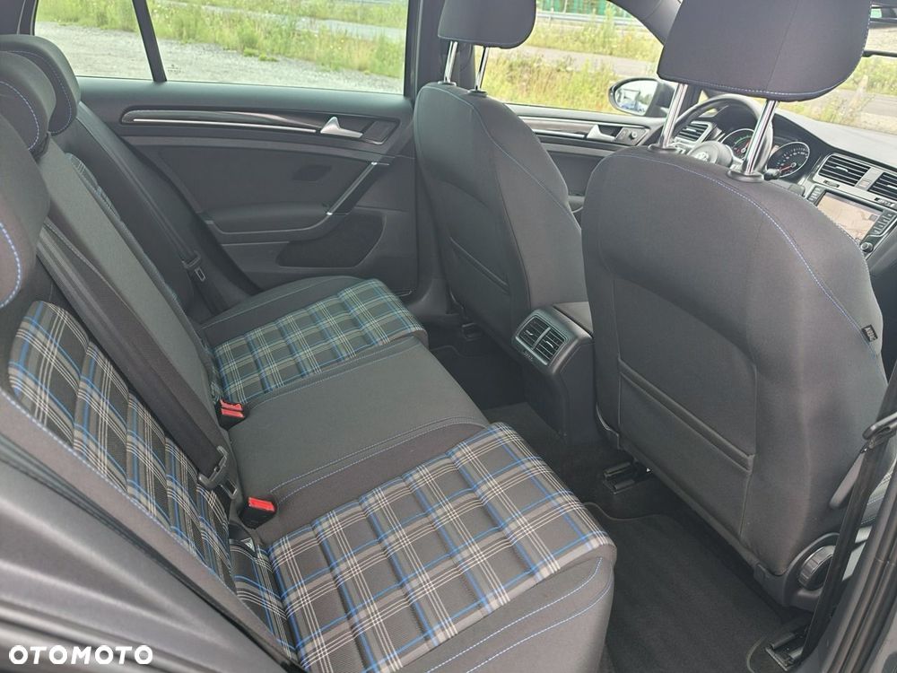 Volkswagen Golf - 21