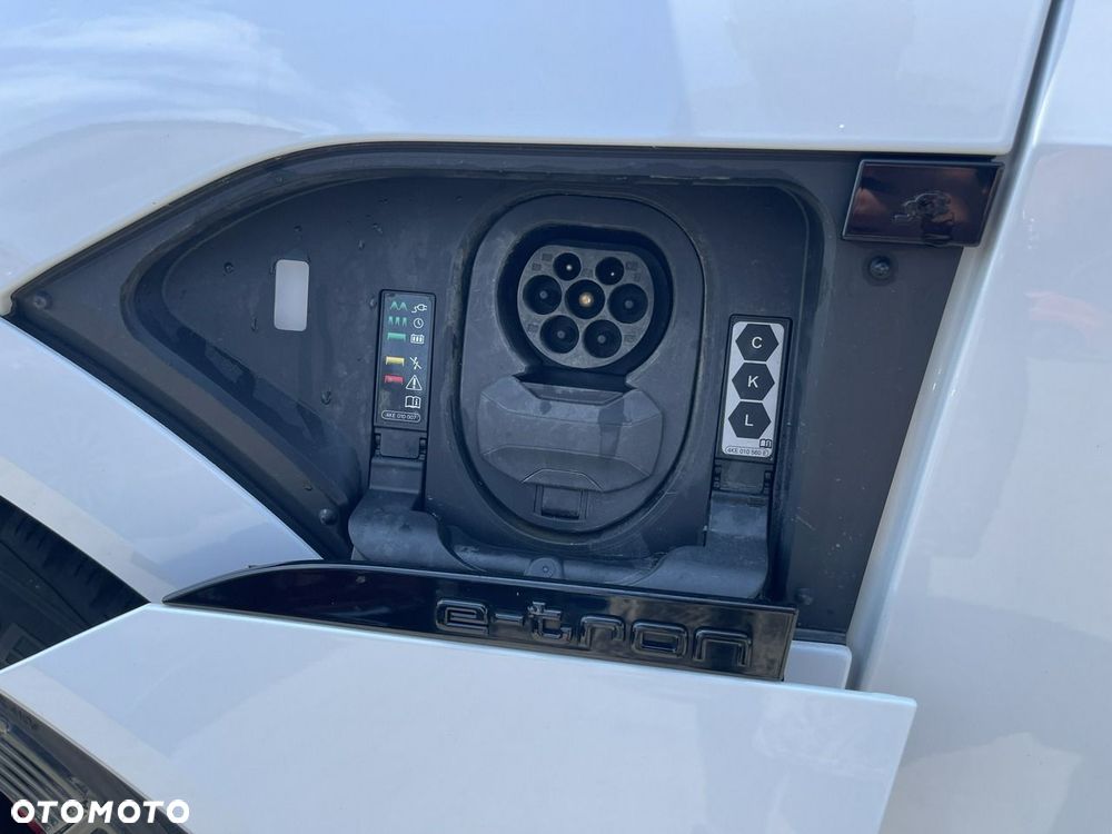 Audi Q8 Sportback e-tron - 17