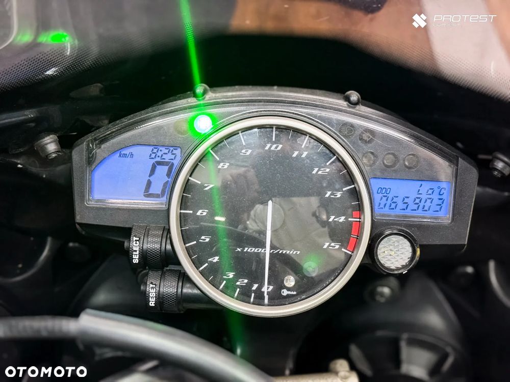Yamaha R1 - 13