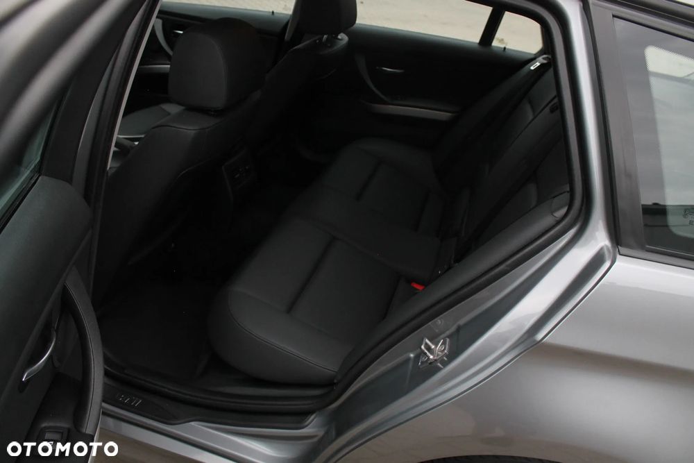 BMW Seria 3 318d DPF Edition Exclusive - 24