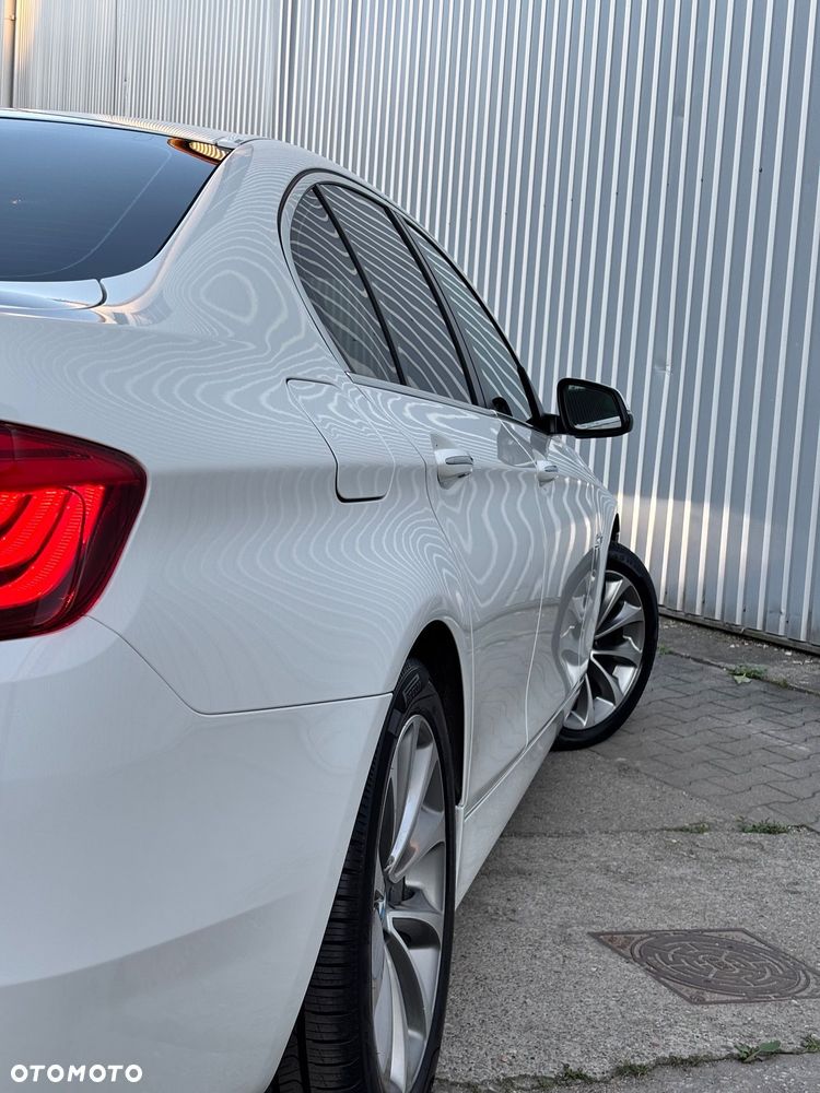 BMW Seria 5 528i xDrive Luxury Line - 4