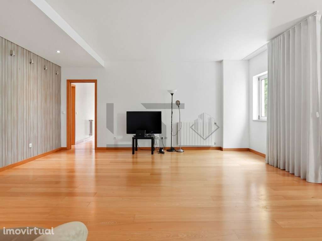 Fantástico Apartamento T3 com 2 Lugares de Garagem e Excelente Lumi... - Grande imagem: 4/28