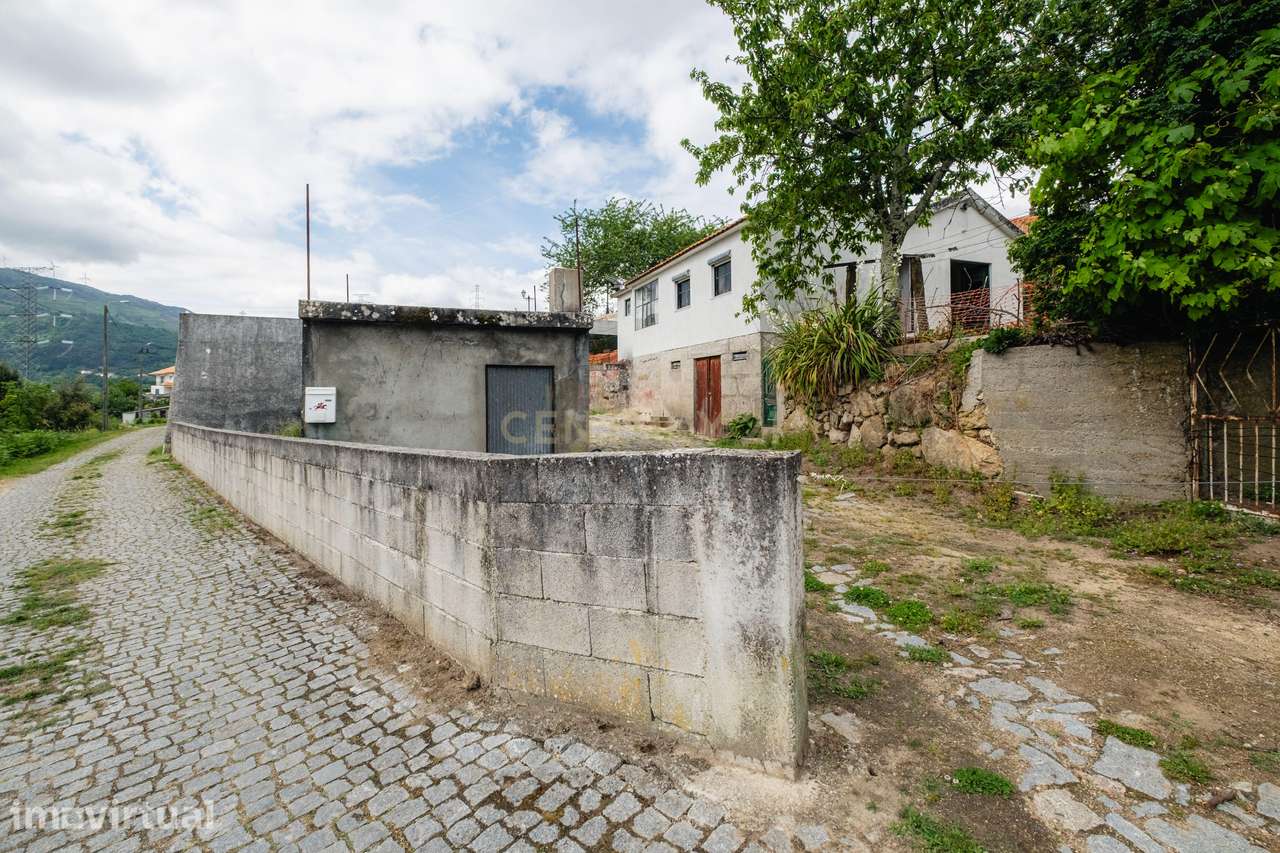 Moradia T2 em Cinfães | Terreno 1.114 m² | Lagar em Pedra | Garagem Fe - Grande imagem: 3/44