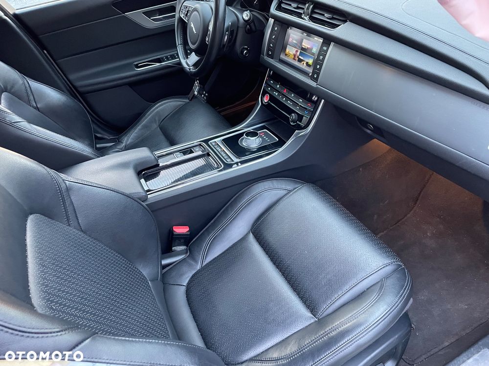 Jaguar XF 20d Prestige - 13
