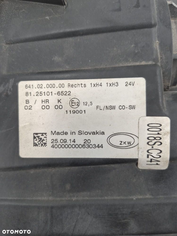 HALOGEN PRZECIWMGIELNY PRAWY MAN TGX - 4