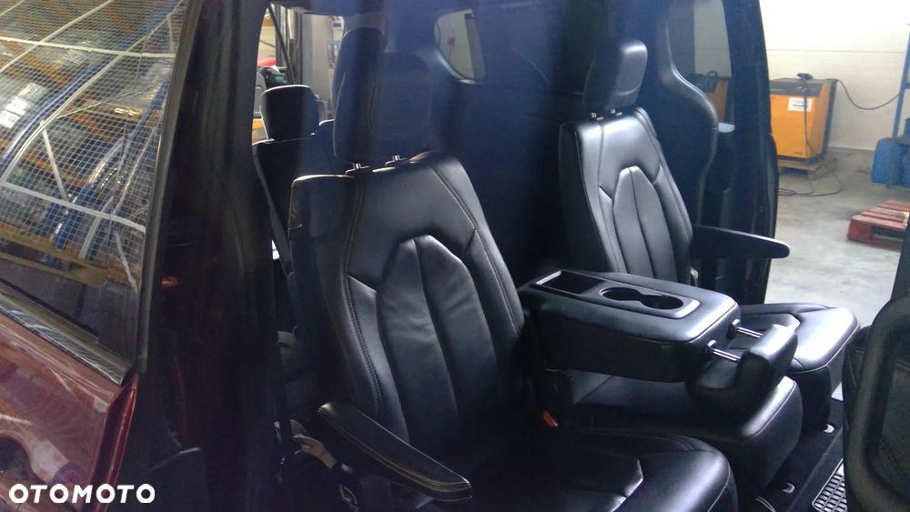 Chrysler Pacifica - 12