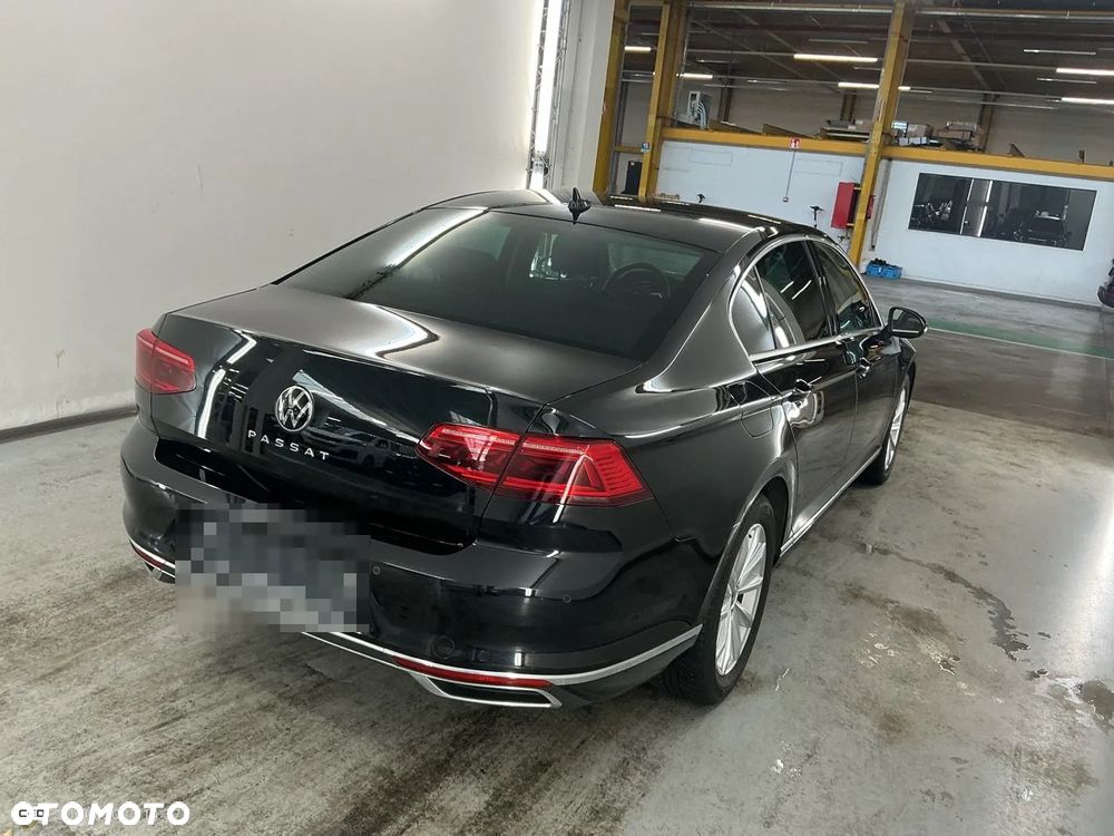 Volkswagen Passat - 4