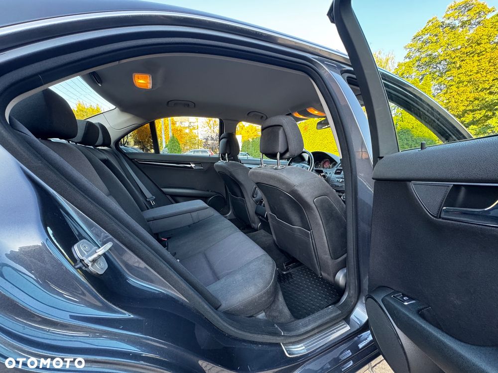Mercedes-Benz Klasa C 180 CGI Automatik BlueEFFICIENCY Avantgarde - 31