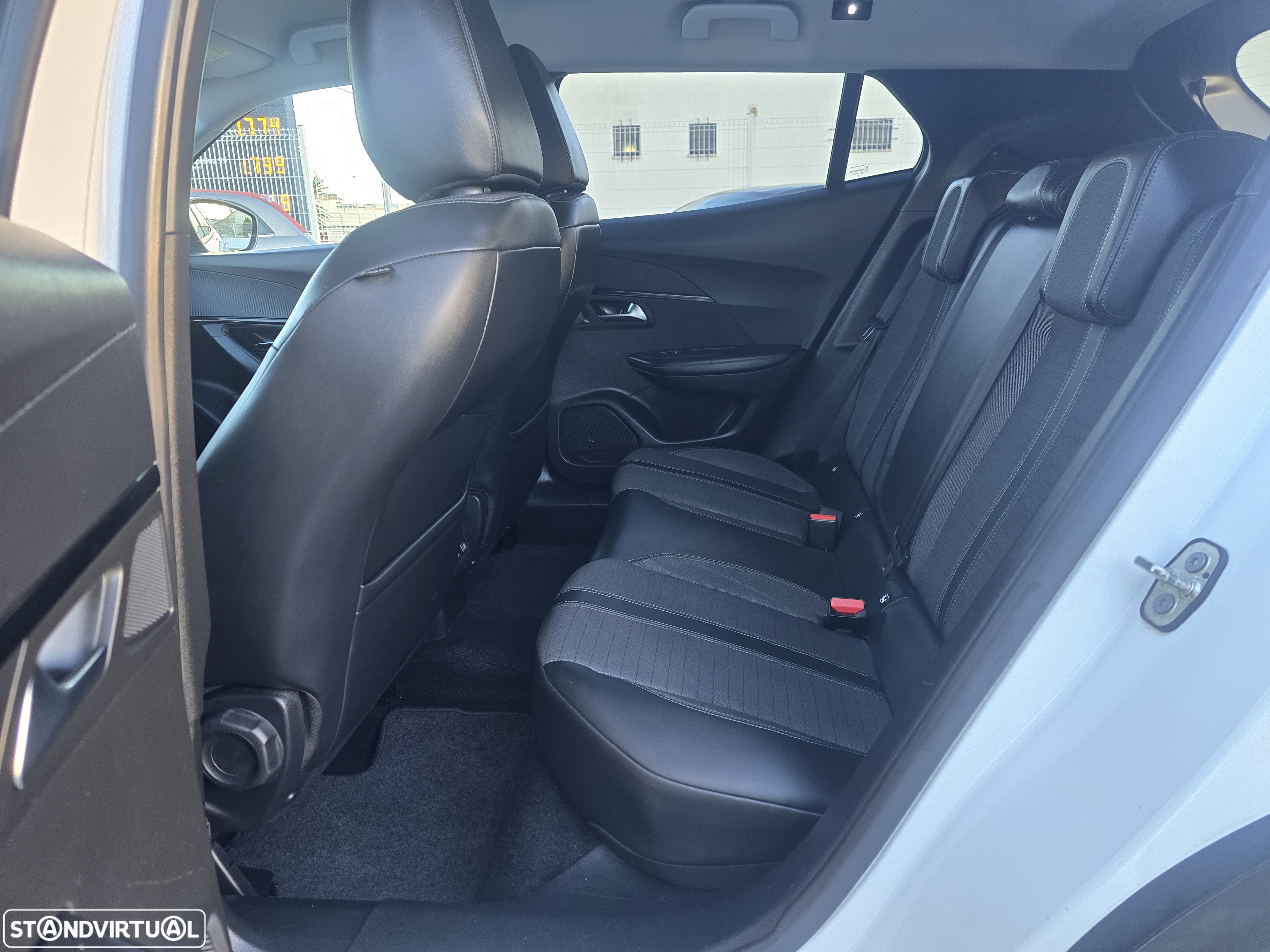 Peugeot 2008 1.5 BlueHDi Allure EAT8 - 18