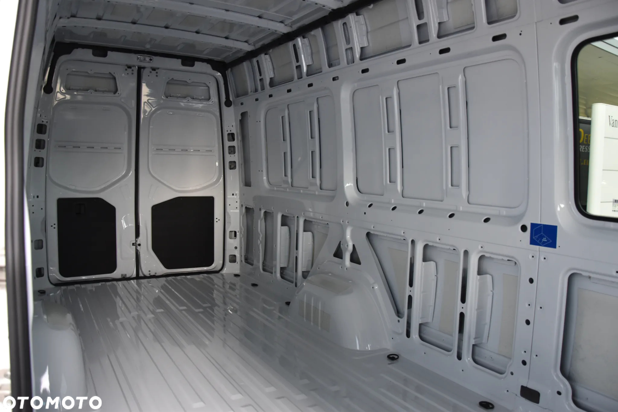 Mercedes-Benz Sprinter - 11