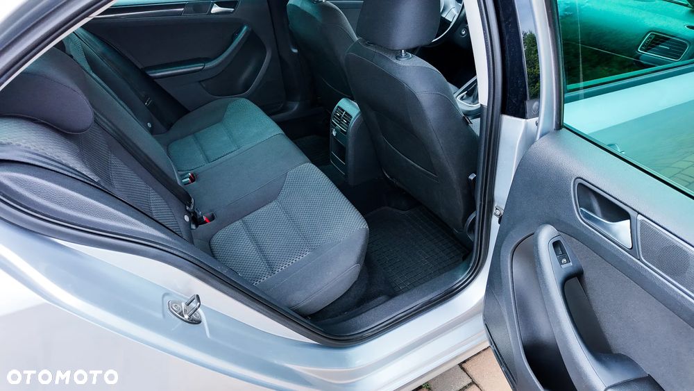 Volkswagen Jetta 1.6 TDI Highline - 16