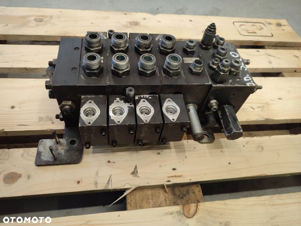 Rozdzielacz hydrauliczny John Deere 3220 (39351496) - 10