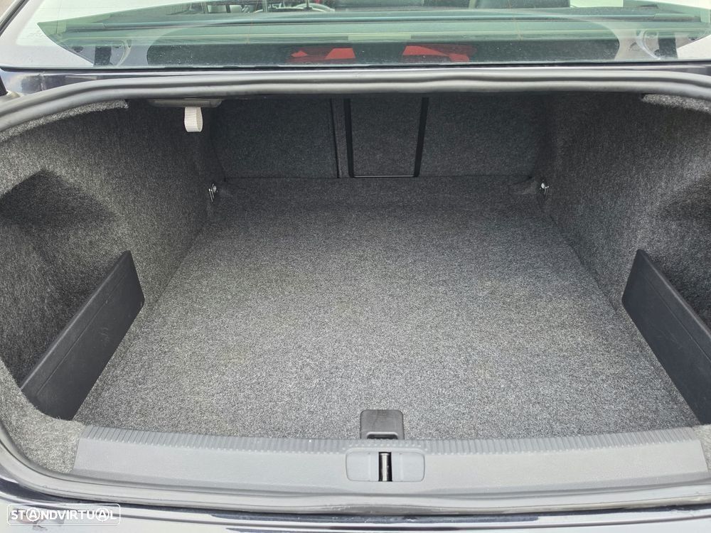 VW Passat 2.0 TDI Highline - 14