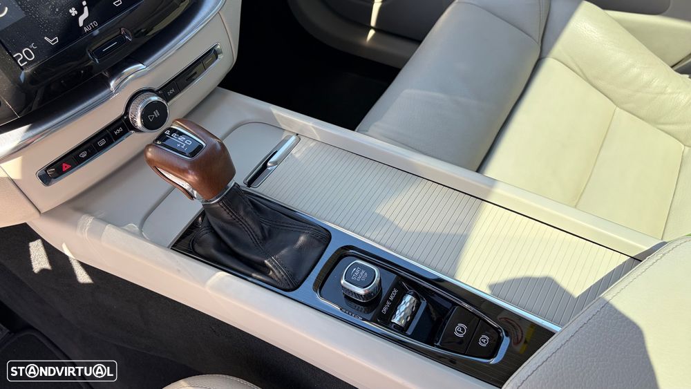 Volvo XC 60 D4 AWD Geartronic Momentum - 23