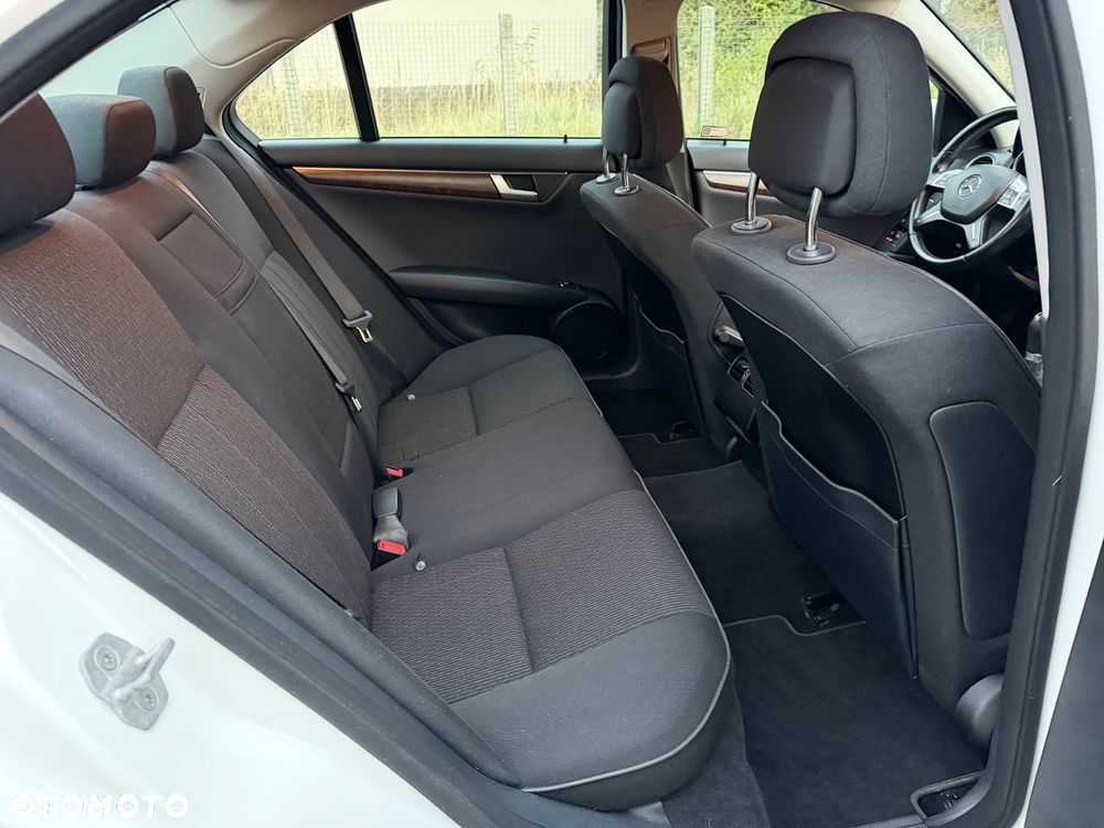 Mercedes-Benz Klasa C 180 CGI BlueEff Elegance - 23