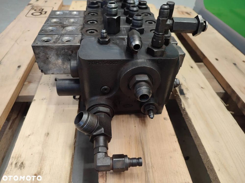Rozdzielacz hydrauliczny Massey Ferguson 9407 (7GH345002) - 9