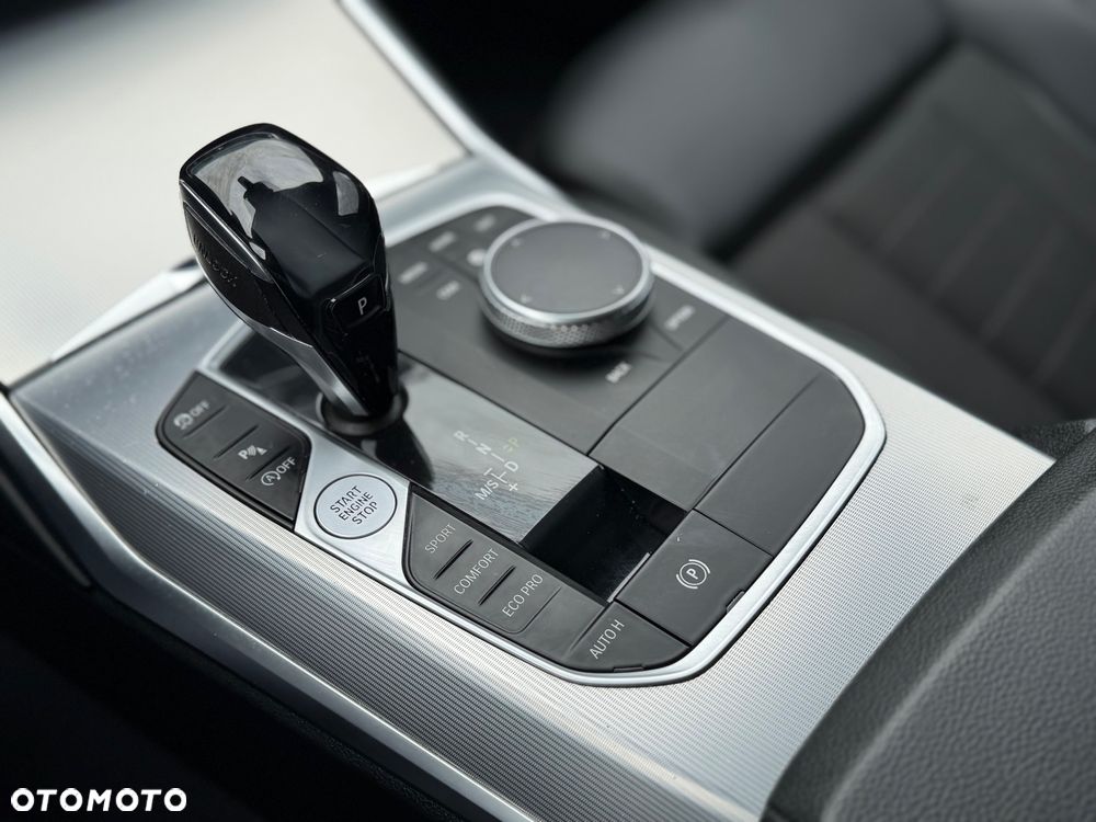 BMW Seria 3 330i Sport Line - 32