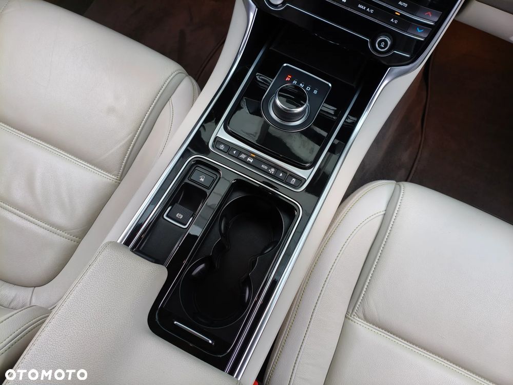 Jaguar XE 2.0 T Prestige - 27