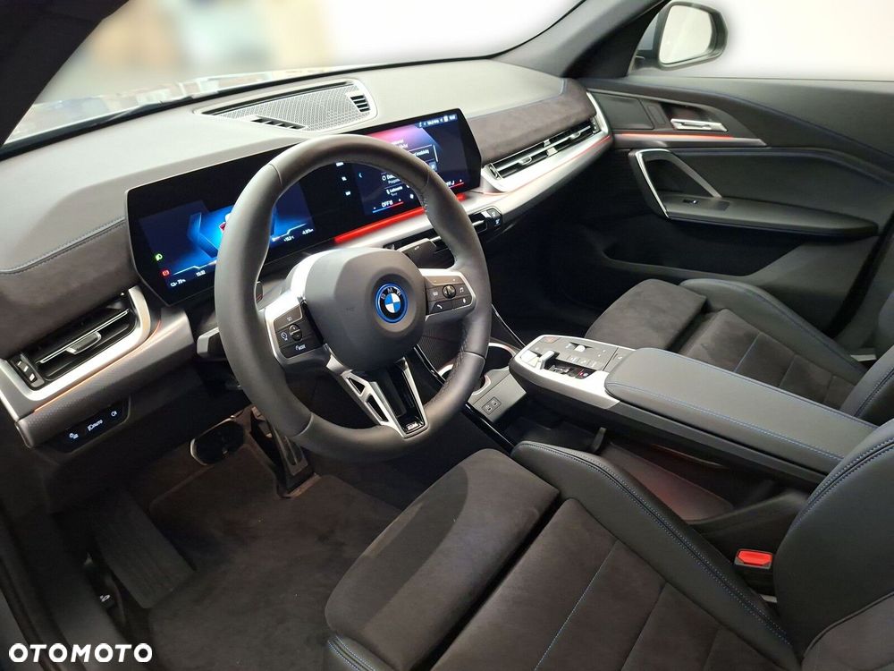 BMW iX2 - 11