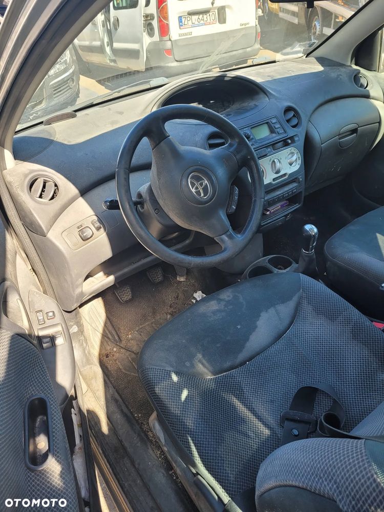 Części- Toyota yaris  Pojemność: 998 Moc: 48 kW  Rok: 2004  Benzyna - 5