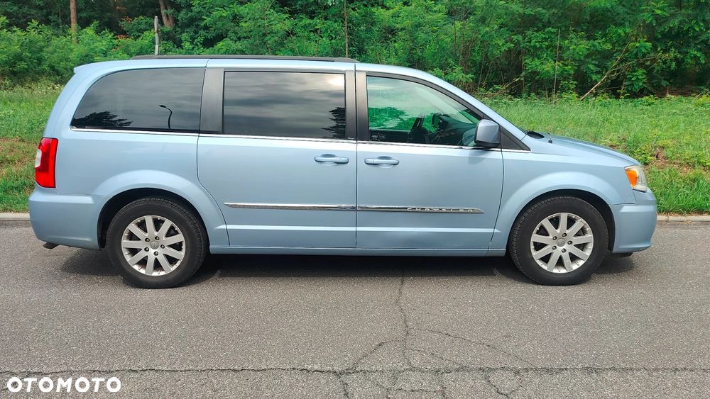 Chrysler Town & Country - 2