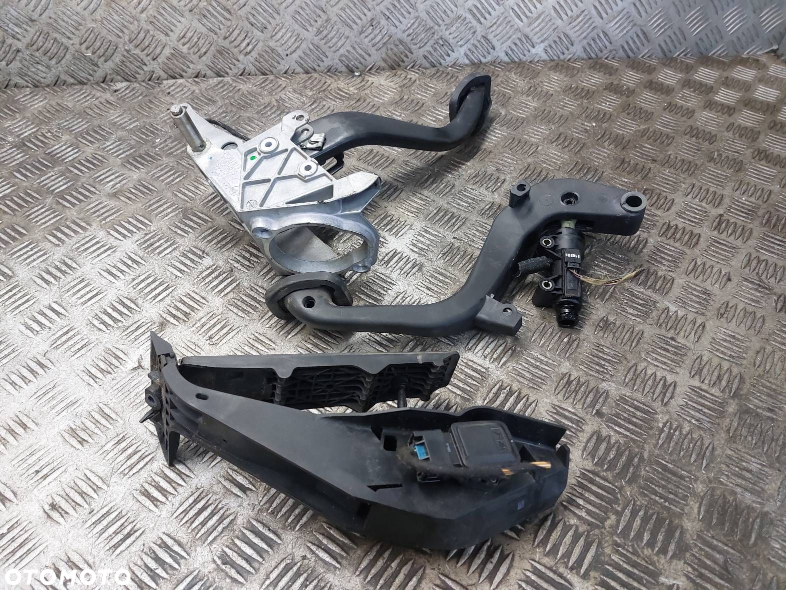 PEDAŁ GAZU POTENCJOMETR + PEDAŁ SPRZĘGŁA + PEDAŁ HAMULCA BMW E90 - 9