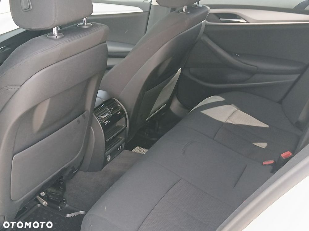 BMW Seria 5 518d - 15