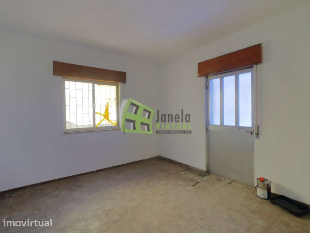 Moradia Bi-Familiar Duplex para Remodelar | Quinta do Conde - Grande imagem: 5/19